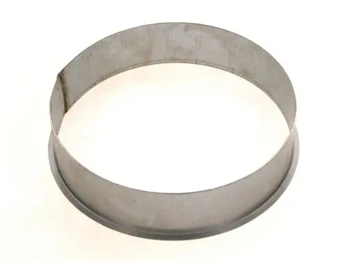 Metallring mit einer durchgehenden Wand, der im industriellen Kontext eingesetzt wird. Der Artikel könnte ein Teil von Bosch-Produkten sein.